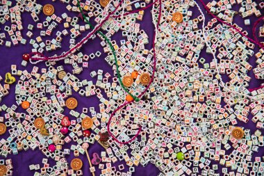 Arkaplan içeriği için alfabe boncuğu