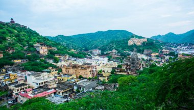 Eski Jaipur Şehri, Hindistan 'daki Amber Kalesi' nin tepesinden izleniyor..