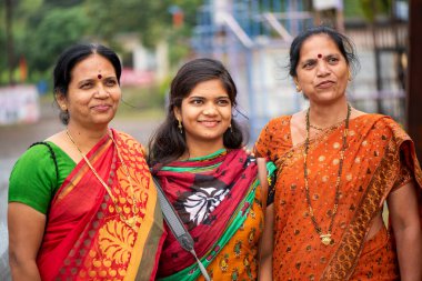 Anne ve kızını seven, boş zamanlarını parkta geçiren.