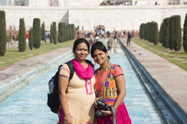 Hindistan 'ın Agra şehrinde Taj Mahal' in önünde dünyanın yedi harikası..