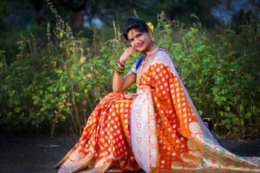 Güzel Hintli gelin Saree giyiyor