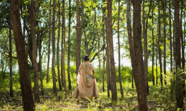 Ormanda geleneksel gelinlik içinde güzel Hintli gelin