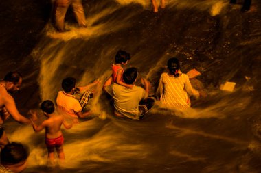 NASHIK, MAHARASHTRA, INDIA, 28 AĞUSTOS 2015: Kumbh Fuarı 'nda nehirde yıkanan Hindu dindarlar. 