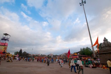 NASHIK, INDIA 29 AĞUSTOS 2015: Hayranlar Simhastha Kumbh Mela sırasında nehirde kutsal bir banyo yapıyorlar.