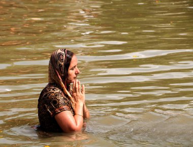 NASHIK, INDIA 29 AĞUSTOS 2015: Hayranlar Simhastha Kumbh Mela sırasında nehirde kutsal bir banyo yapıyorlar.