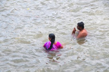 NASHIK, INDIA 29 AĞUSTOS 2015: Hayranlar Simhastha Kumbh Mela sırasında nehirde kutsal bir banyo yapıyorlar.