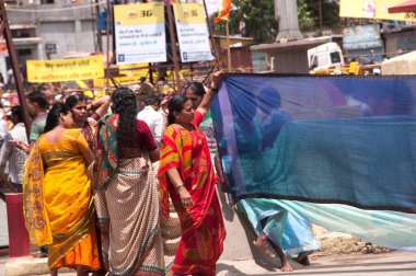 NASHIK, INDIA 29 AĞUSTOS 2015: Hayranlar Simhastha Kumbh Mela sırasında nehirde kutsal bir banyo yapıyorlar.