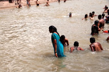 NASHIK, INDIA 29 AĞUSTOS 2015: Hayranlar Simhastha Kumbh Mela sırasında nehirde kutsal bir banyo yapıyorlar.
