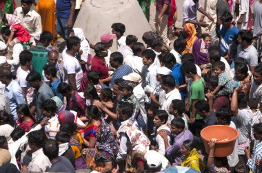 NASHIK, INDIA 29 AĞUSTOS 2015: Hayranlar Simhastha Kumbh Mela sırasında nehirde kutsal bir banyo yapıyorlar.
