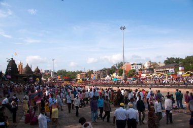 NASHIK, INDIA 29 AĞUSTOS 2015: Hayranlar Simhastha Kumbh Mela sırasında nehirde kutsal bir banyo yapıyorlar.