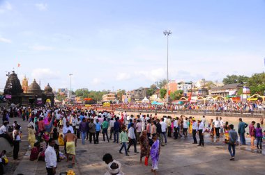 NASHIK, INDIA 29 AĞUSTOS 2015: Hayranlar Simhastha Kumbh Mela sırasında nehirde kutsal bir banyo yapıyorlar.