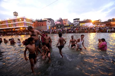 NASHIK, INDIA 29 AĞUSTOS 2015: Hayranlar Simhastha Kumbh Mela sırasında nehirde kutsal bir banyo yapıyorlar.