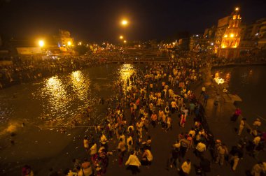 NASHIK, INDIA 29 AĞUSTOS 2015: Hayranlar Simhastha Kumbh Mela sırasında nehirde kutsal bir banyo yapıyorlar.