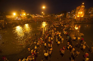 NASHIK, INDIA 29 AĞUSTOS 2015: Hayranlar Simhastha Kumbh Mela sırasında nehirde kutsal bir banyo yapıyorlar.