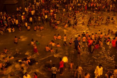 NASHIK, INDIA 29 AĞUSTOS 2015: Hayranlar Simhastha Kumbh Mela sırasında nehirde kutsal bir banyo yapıyorlar.