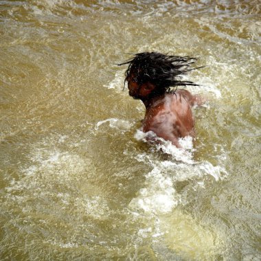 NASHIK, INDIA 29 AĞUSTOS 2015: Hayranlar Simhastha Kumbh Mela sırasında nehirde kutsal bir banyo yapıyorlar.
