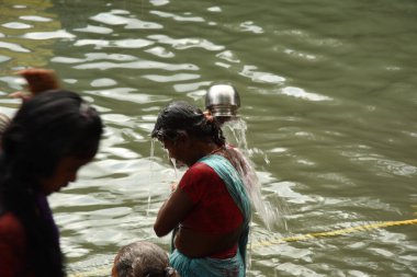 NASHIK, INDIA 29 AĞUSTOS 2015: Hayranlar Simhastha Kumbh Mela sırasında nehirde kutsal bir banyo yapıyorlar.