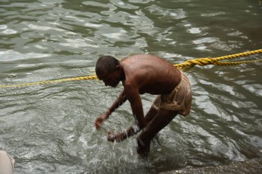 NASHIK, INDIA 29 AĞUSTOS 2015: Hayranlar Simhastha Kumbh Mela sırasında nehirde kutsal bir banyo yapıyorlar.