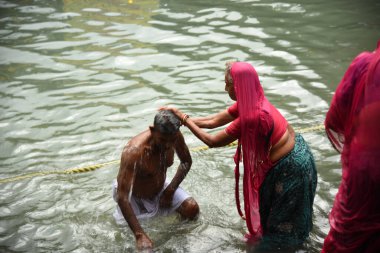 NASHIK, INDIA 29 AĞUSTOS 2015: Hayranlar Simhastha Kumbh Mela sırasında nehirde kutsal bir banyo yapıyorlar.