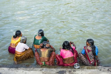 NASHIK, INDIA 29 AĞUSTOS 2015: Hayranlar Simhastha Kumbh Mela sırasında nehirde kutsal bir banyo yapıyorlar.