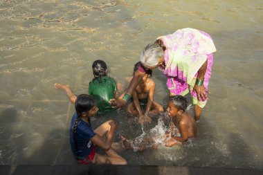 NASHIK, MAHARASHTRA, INDIA, 28 AĞUSTOS 2015: Kumbh Fuarı 'nda nehirde yıkanan Hindu dindarlar. 
