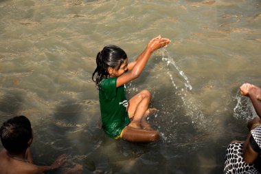 NASHIK, MAHARASHTRA, INDIA, 28 AĞUSTOS 2015: Kumbh Fuarı 'nda nehirde yıkanan Hindu dindarlar. 