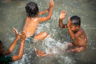 NASHIK, MAHARASHTRA, INDIA, 28 AĞUSTOS 2015: Kumbh Fuarı 'nda nehirde yıkanan Hindu dindarlar. 