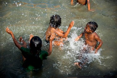 NASHIK, MAHARASHTRA, INDIA, 28 AĞUSTOS 2015: Kumbh Fuarı 'nda nehirde yıkanan Hindu dindarlar. 