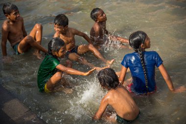 NASHIK, MAHARASHTRA, INDIA, 28 AĞUSTOS 2015: Kumbh Fuarı 'nda nehirde yıkanan Hindu dindarlar. 