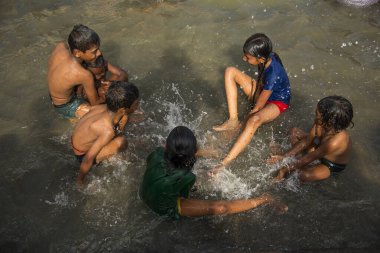 NASHIK, MAHARASHTRA, INDIA, 28 AĞUSTOS 2015: Kumbh Fuarı 'nda nehirde yıkanan Hindu dindarlar. 