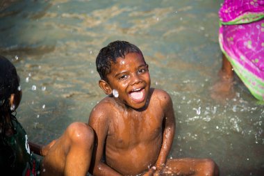 NASHIK, MAHARASHTRA, INDIA, 28 AĞUSTOS 2015: Kumbh Fuarı 'nda nehirde yıkanan Hindu dindarlar. 