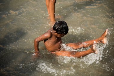 NASHIK, MAHARASHTRA, INDIA, 28 AĞUSTOS 2015: Kumbh Fuarı 'nda nehirde yıkanan Hindu dindarlar. 