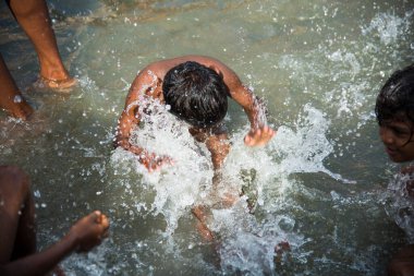 NASHIK, MAHARASHTRA, INDIA, 28 AĞUSTOS 2015: Kumbh Fuarı 'nda nehirde yıkanan Hindu dindarlar. 