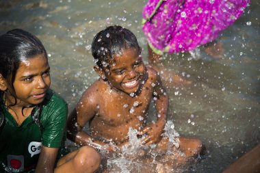 NASHIK, MAHARASHTRA, INDIA, 28 AĞUSTOS 2015: Kumbh Fuarı 'nda nehirde yıkanan Hindu dindarlar. 