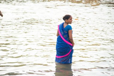 NASHIK, INDIA 29 AĞUSTOS 2015: Hayranlar Simhastha Kumbh Mela sırasında nehirde kutsal bir banyo yapıyorlar.