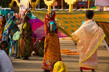 NASHIK, MAHARASHTRA, INDIA, 28 AĞUSTOS 2015: Hint kadın hacılar Kumbh Mela 'da, nehirde kutsal bir banyo yaptıktan sonra, güneşin altında renkli sarilerini kurutuyorlar.
