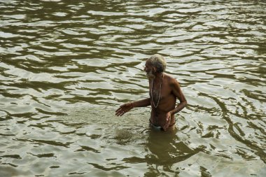 NASHIK, INDIA 29 AĞUSTOS 2015: Hayranlar Simhastha Kumbh Mela sırasında nehirde kutsal bir banyo yapıyorlar.