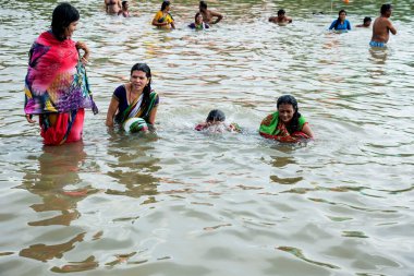 NASHIK, INDIA 29 AĞUSTOS 2015: Hayranlar Simhastha Kumbh Mela sırasında nehirde kutsal bir banyo yapıyorlar.