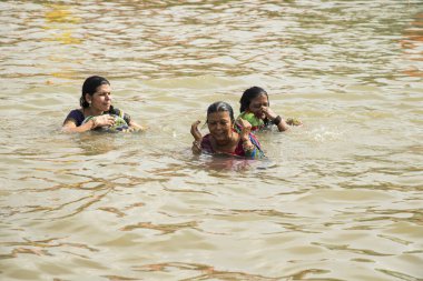 NASHIK, INDIA 29 AĞUSTOS 2015: Hayranlar Simhastha Kumbh Mela sırasında nehirde kutsal bir banyo yapıyorlar.