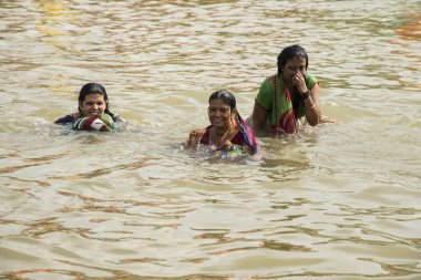 NASHIK, INDIA 29 AĞUSTOS 2015: Hayranlar Simhastha Kumbh Mela sırasında nehirde kutsal bir banyo yapıyorlar.