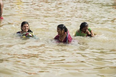 NASHIK, INDIA 29 AĞUSTOS 2015: Hayranlar Simhastha Kumbh Mela sırasında nehirde kutsal bir banyo yapıyorlar.