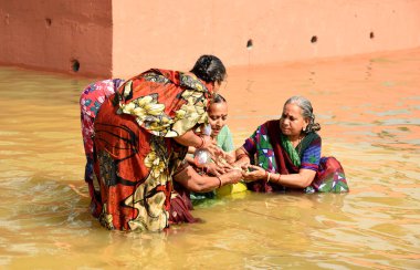 NASHIK, INDIA 29 AĞUSTOS 2015: Hayranlar Simhastha Kumbh Mela sırasında nehirde kutsal bir banyo yapıyorlar.