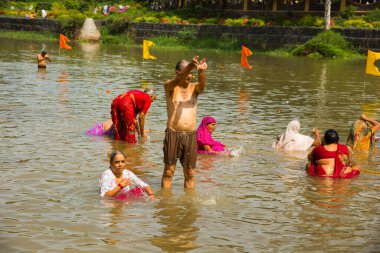NASHIK, INDIA 29 AĞUSTOS 2015: Hayranlar Simhastha Kumbh Mela sırasında nehirde kutsal bir banyo yapıyorlar.