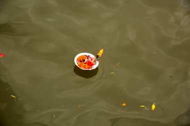 NASHIK, INDIA 29 AĞUSTOS 2015: Hayranlar Simhastha Kumbh Mela sırasında nehirde kutsal bir banyo yapıyorlar.