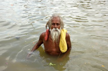 NASHIK, INDIA 29 AĞUSTOS 2015: Hayranlar Simhastha Kumbh Mela sırasında nehirde kutsal bir banyo yapıyorlar.