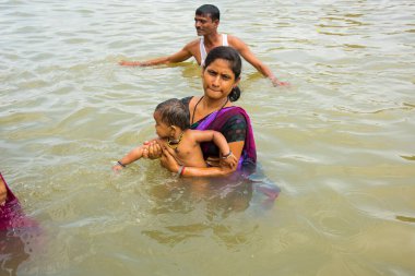 NASHIK, INDIA 29 AĞUSTOS 2015: Hayranlar Simhastha Kumbh Mela sırasında nehirde kutsal bir banyo yapıyorlar.