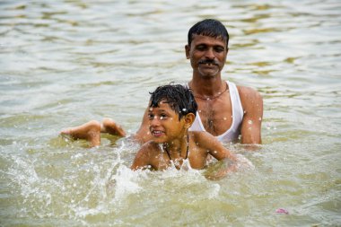 NASHIK, INDIA 29 AĞUSTOS 2015: Hayranlar Simhastha Kumbh Mela sırasında nehirde kutsal bir banyo yapıyorlar.