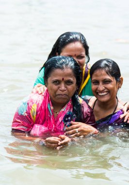 NASHIK, INDIA 29 AĞUSTOS 2015: Hayranlar Simhastha Kumbh Mela sırasında nehirde kutsal bir banyo yapıyorlar.