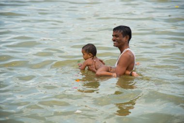 NASHIK, INDIA 29 AĞUSTOS 2015: Hayranlar Simhastha Kumbh Mela sırasında nehirde kutsal bir banyo yapıyorlar.