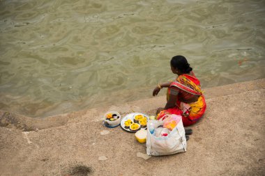 NASHIK, INDIA 29 AĞUSTOS 2015: Hayranlar Simhastha Kumbh Mela sırasında nehirde kutsal bir banyo yapıyorlar.